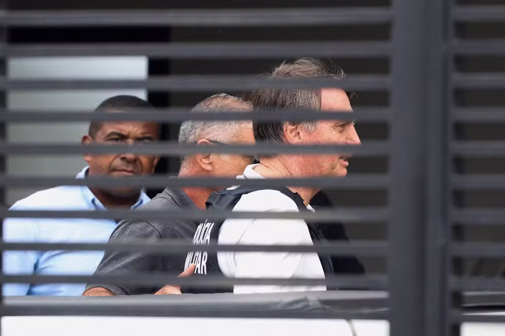 Arma de Bolsonaro, defesa contesta falta grave e solicita prorrogação da prisão domiciliar Política 