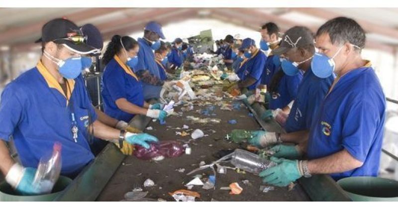 esteira-cooperativa-catadores-de-lixo-reciclavel Catadores de recicláveis recebem benefício mensal
