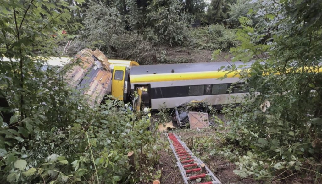 mundo-trem-descarrila-em-munique-alemanha-1753648969-1024x586 Colisão de trens na Alemanha faz vagões despencarem de ponte